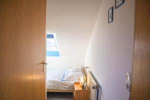 Ένα ή περισσότερα κρεβάτια σε δωμάτιο στο Ferienwohnung Oldeoog im Küstenhaus