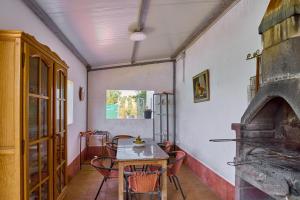 a dining room with a table and an oven at Alojamiento Rural Casilla Miguelin in Montilla
