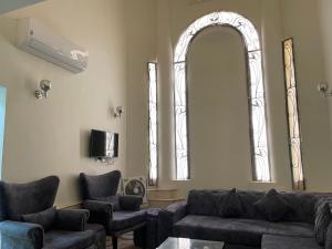 TV a/nebo společenská místnost v ubytování شقة فندقية عائلية