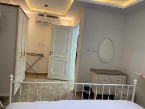 Postel nebo postele na pokoji v ubytování شقة فندقية عائلية