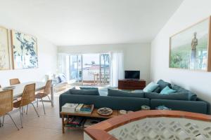 Un lugar para sentarse en CoolHouses Algarve Luz, stylish 3 bed townhouse, fully renovated, spacious private patio, walking distance to beach, Casa da Praia