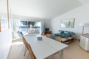 Un lugar para sentarse en CoolHouses Algarve Luz, stylish 3 bed townhouse, fully renovated, spacious private patio, walking distance to beach, Casa da Praia