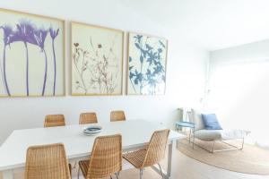 Un lugar para sentarse en CoolHouses Algarve Luz, stylish 3 bed townhouse, fully renovated, spacious private patio, walking distance to beach, Casa da Praia 23 fotos más