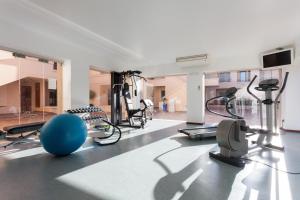 una palestra con tapis roulant e una palla blu sul pavimento di CoolHouses Algarve, Luz 2 bed elegant flat, private pool & garden, SPA facilities, Mar da Luz 19 a Luz