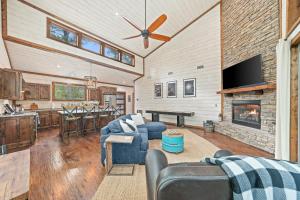 Cabin Retreat with Spa Fire Pit & Games - Sleeps 4 في بروكن بو: غرفة معيشة مع أريكة ومدفأة