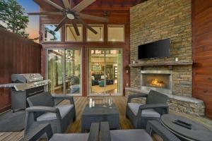 Cabin Retreat with Spa Fire Pit & Games - Sleeps 4 في بروكن بو: غرفة معيشة مع مدفأة وتلفزيون