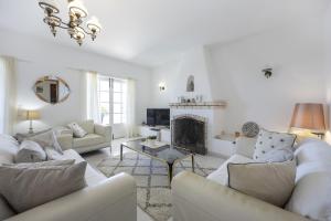 Posezení v ubytování CoolHouses Algarve Lagos, 4 bed single-story House, pool and amazing panoramic views, Casa Fernanda