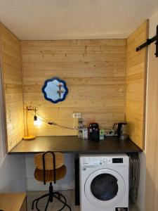 a small room with a washing machine and a counter at Appart proche du lac et plages in Soustons