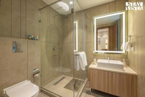 une salle de bain avec une douche, des toilettes et un lavabo dans l'établissement StayVista at Glass Forest with Bonfire, BBQ, à Mussoorie 25 autres photos