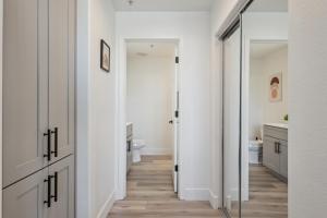 グレンデールにあるCozySuites Glendale - Westgate w pool 15の白い壁のバスルーム、鏡付きの廊下 +25枚の写真