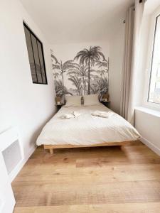 a bedroom with a bed in a room at La Maison de Mélou in Troarn