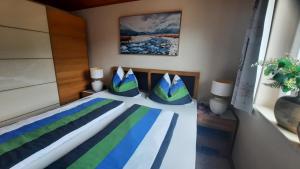 a bedroom with a bed with blue and green at Appartement Philips in Flachau