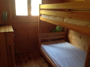 a room with two bunk beds and a window at Le Chalet de Valentine & Laurent in Olmiccia