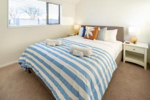 Postel nebo postele na pokoji v ubytování Hot Tub Haven! Games Room, Garden & E-Bikes