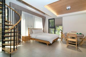 a bedroom with a bed and a desk and a staircase at 玉壶溪馆精品民宿 in Guancun