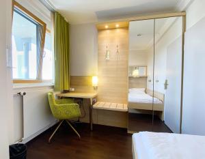 ein Schlafzimmer mit Schreibtisch und Bett und Dusche in der Unterkunft Bettenburg Hotel & Hostel in Hamburg + 10 Fotos