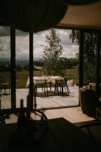 Habitación con mesa y sillas en el patio en Cozy Izeria, en Grudza