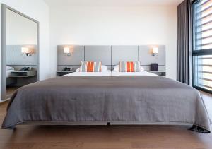Postel nebo postele na pokoji v ubytování Lake Geneva Hotel