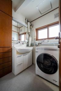 札幌市にあるE-US Naebo HOUSEの洗濯機と洗面台を備えたバスルーム +124枚の写真