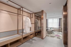 广州麗枫酒店（广州番禺汉溪长隆大石地铁站店）的更衣室里挂着一件白色夹克
