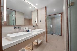 广州麗枫酒店（广州番禺汉溪长隆大石地铁站店）的大型浴室设有2个水槽和淋浴。