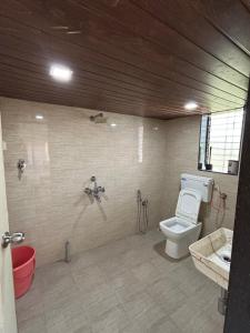 un baño con inodoro y lavabo en Saanjh, en Pāli