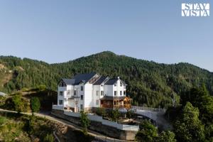Una imagen general de la montaña o una montaña tomada desde la villa