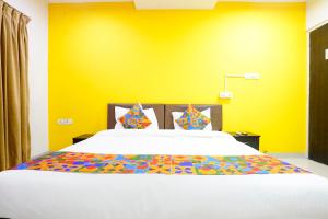 Postel nebo postele na pokoji v ubytování FabHotel Rio House Apartment