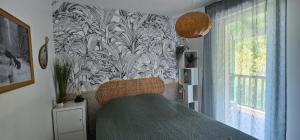 ein Schlafzimmer mit einem Bett mit einem Muster an der Wand in der Unterkunft Pause Luzienne à deux pas de la plage in Saint-Jean-de-Luz + 17 Fotos