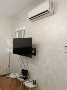 ポドゴリツァにあるSmart Stay Kramarの白い壁に掛けられた薄型テレビ
