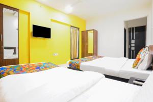 Postel nebo postele na pokoji v ubytování FabHotel Rio House Apartment