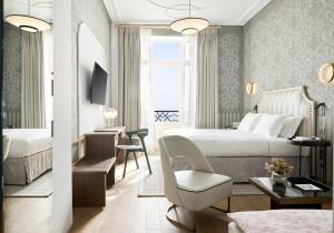 塞萨洛尼基ON Residence - Small Luxury Hotels of the World的一间配有床、书桌和椅子的酒店房间