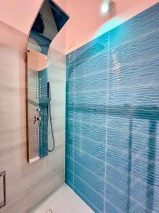 iLbacioDelSole في جيتا: حمام مع دش بالزجاج الأزرق