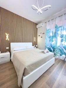 iLbacioDelSole في جيتا: غرفة نوم بسرير كبير ومروحة سقف