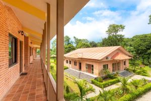 巴拉特布尔Badreni Jungle Resort, Sauraha的从房子的阳台看到的景色
