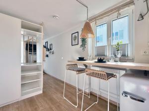 Una cocina con encimera y taburetes en una habitación. en A nette Wohnung, en Füssen