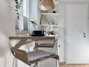Una pequeña cocina con una mesa y dos sillas. en A nette Wohnung, en Füssen