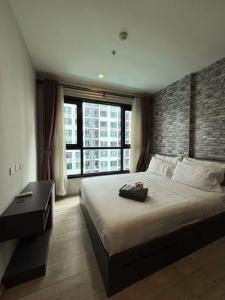 A bed or beds in a room at The BASE Central Pattya 网红公寓-无边泳池