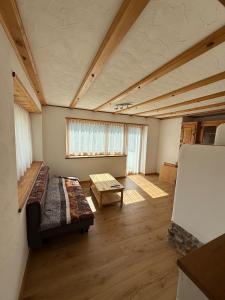 a large room with a couch and a table at Accogliente appartamente a Pedecosta in Poschiavo