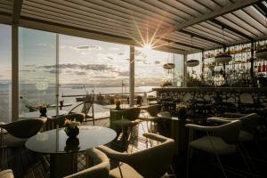 塞萨洛尼基ON Residence - Small Luxury Hotels of the World的一个带桌椅的海景酒吧