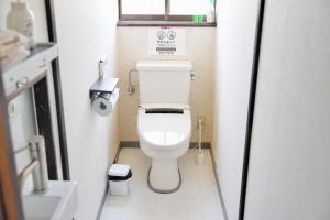 Bilik mandi di ホスト滞在型民泊子犬と画家みんなの家