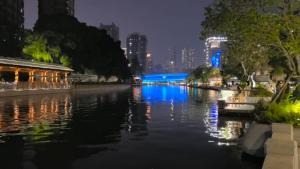 Výhled na řeku, která protéká v blízkosti hotelu