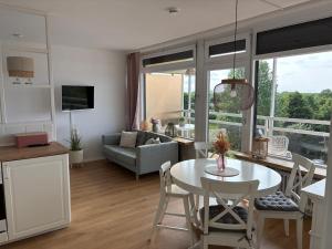 a kitchen and living room with a table and chairs at Ferienwohnung kleiner Sonnenschein Großenbrode Ostsee in Grossenbrode