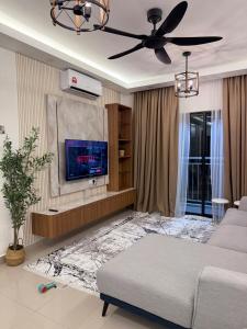 Μια τηλεόραση ή/και κέντρο ψυχαγωγίας στο The Cozy Nest Luxury apartment JB 10 pax
