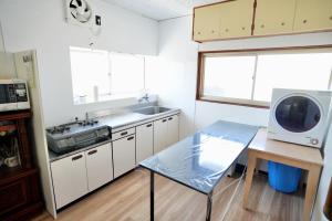Dapur atau dapur kecil di ホスト滞在型民泊子犬と画家みんなの家