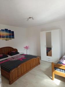 Un dormitorio con una cama grande y un espejo. en App VITO, en Senj