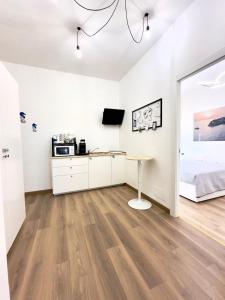 iLbacioDelSole في جيتا: غرفة نوم بيضاء مع سرير وتلفزيون