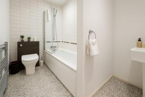 Koupelna v ubytování Comfy City Centre Apt for 6 - Close To Bars, Dining & Train + 38 fotografií