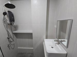 Ein Badezimmer in der Unterkunft One Point Hotel TT3 Tabuan Tranquility