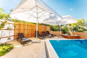 ミルナにあるFamily friendly house with a swimming pool Milna, Brac - 24609のギャラリーの写真